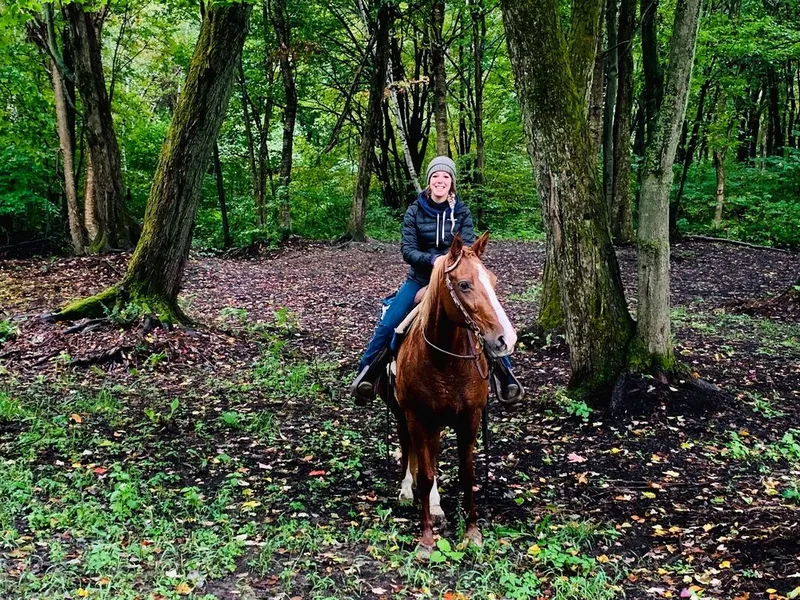 Cavalière montant en forêt automnale au Ranch Liberté.